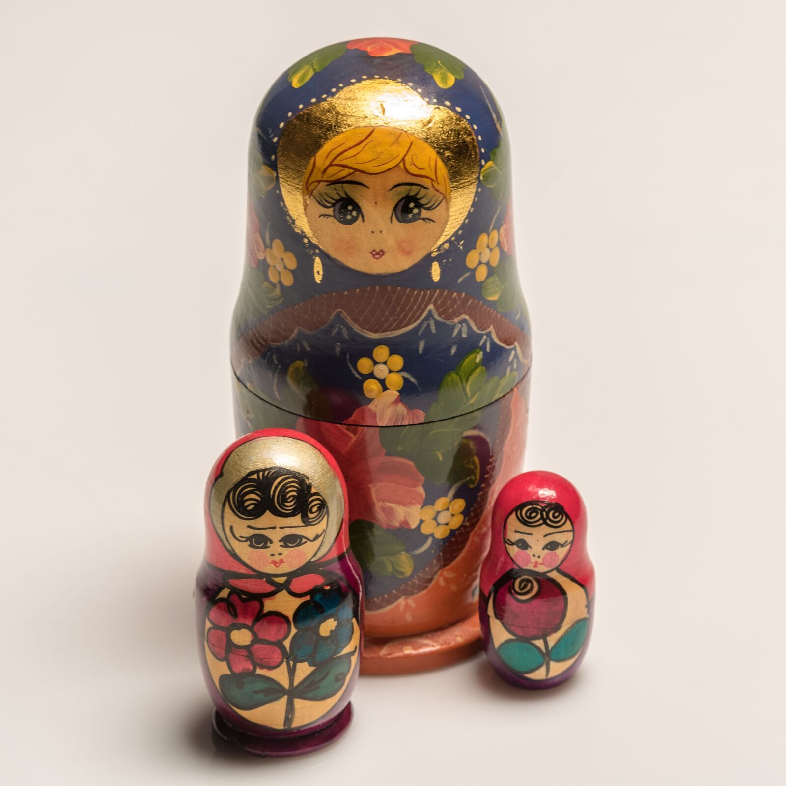 Canon EOS 750D (EOS Rebel T6i / EOS Kiss X8i) + Canon EF-S 55-250mm F4-5.6 IS STM sample photo. Russian stacking dolls, doll photography