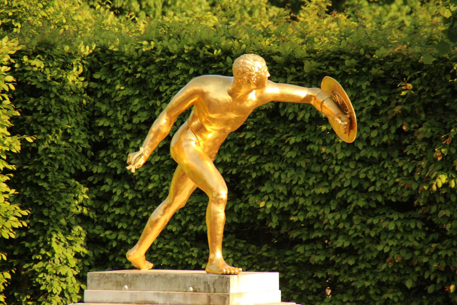 Canon EOS 650D (EOS Rebel T4i / EOS Kiss X6i) sample photo. Sculpture, garden, bust photography
