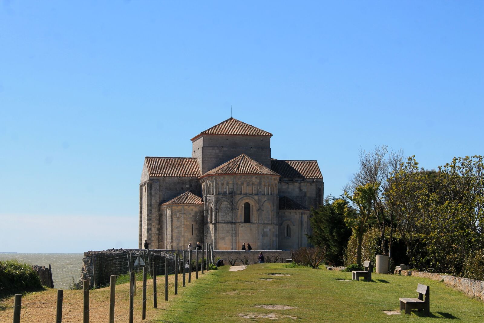 Canon EOS 1100D (EOS Rebel T3 / EOS Kiss X50) sample photo. Talmont on gironde, church photography