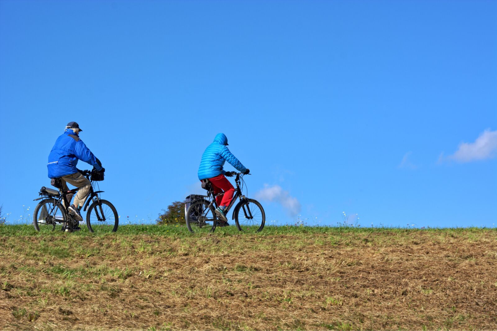 55.0-200.0mm f/4.0-f/5.6 sample photo. Cyclists, nature, cycling photography