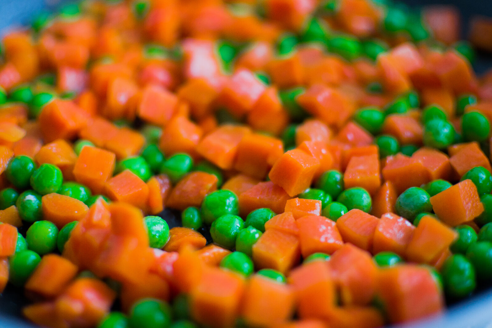 Nikon D3100 + Nikon AF-S DX Nikkor 35mm F1.8G sample photo. Abundance, blur, bright, carrots photography