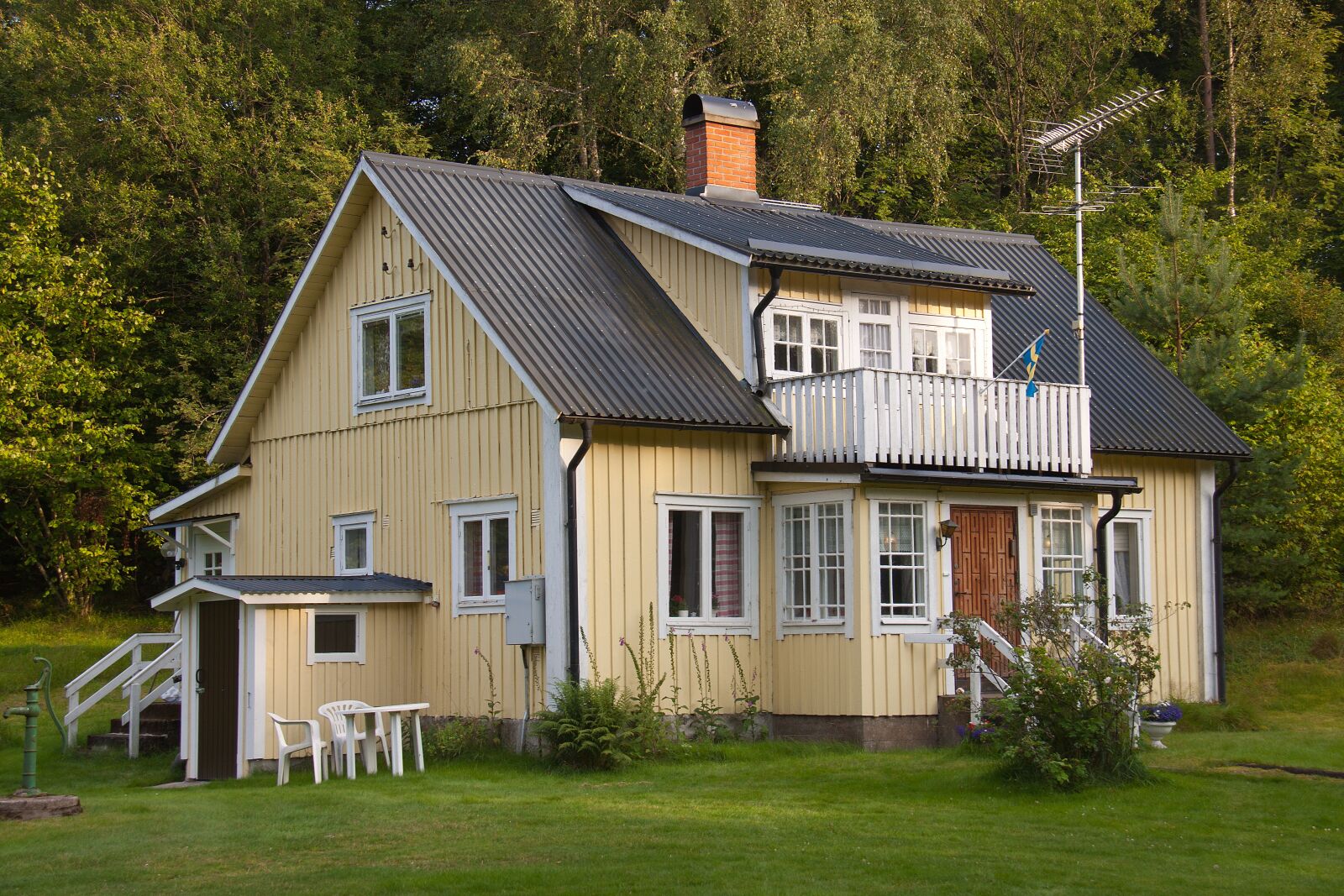 Canon EOS 50D sample photo. Swedish, house, yellow photography