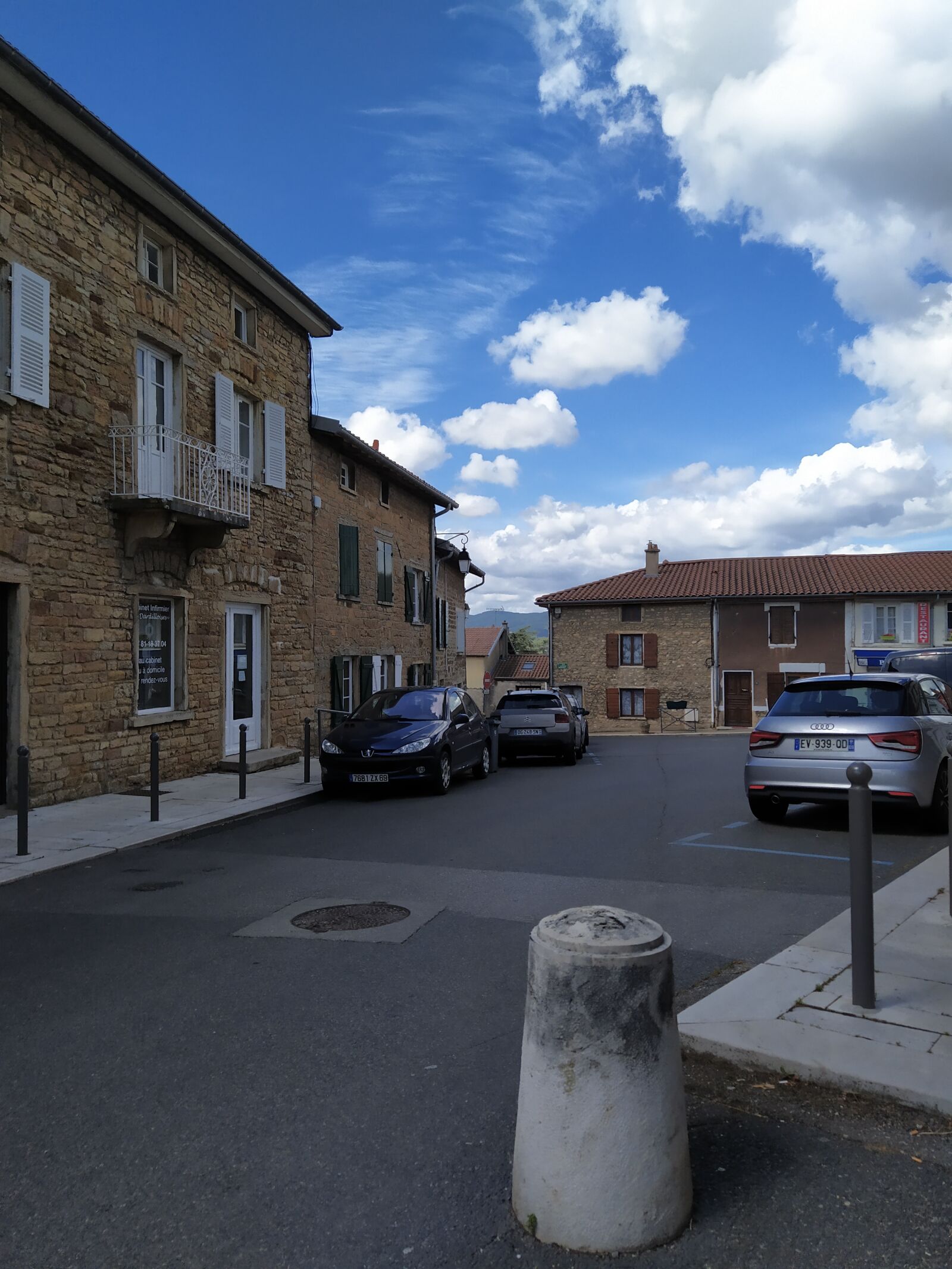 Xiaomi Redmi Note 7 sample photo. Center, town of dardilly photography
