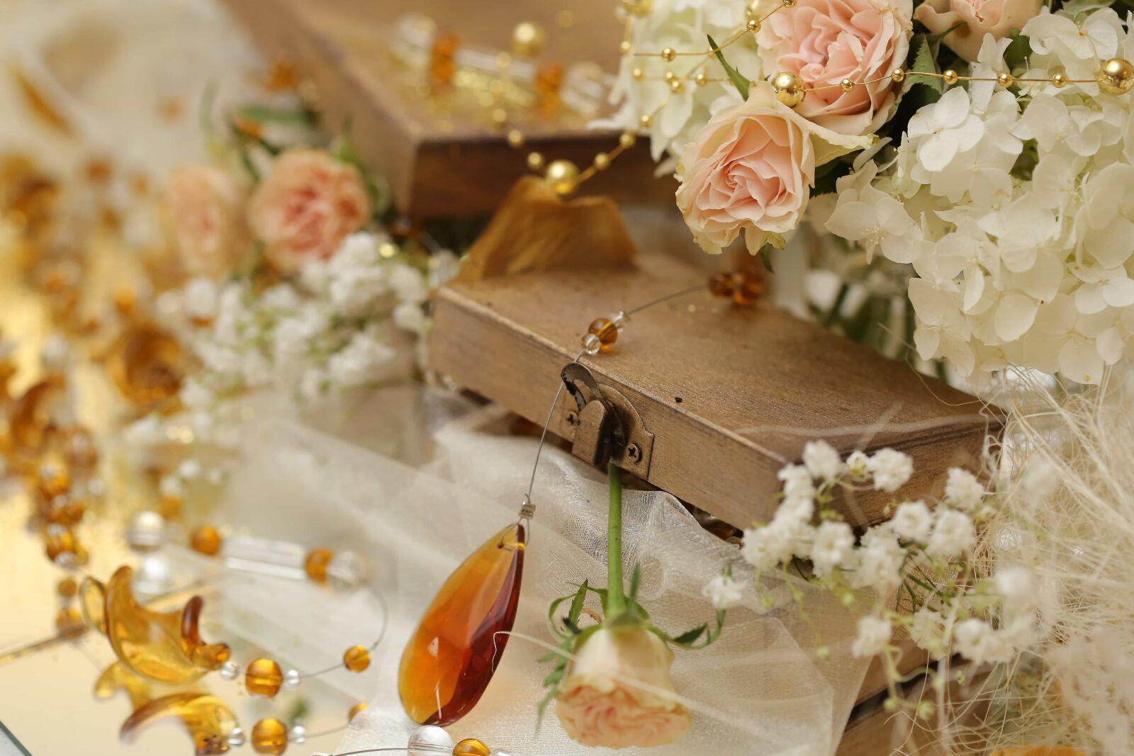 Canon EF 100mm F2.8 Macro USM sample photo. Bouquet, box, decoration, jewelry photography