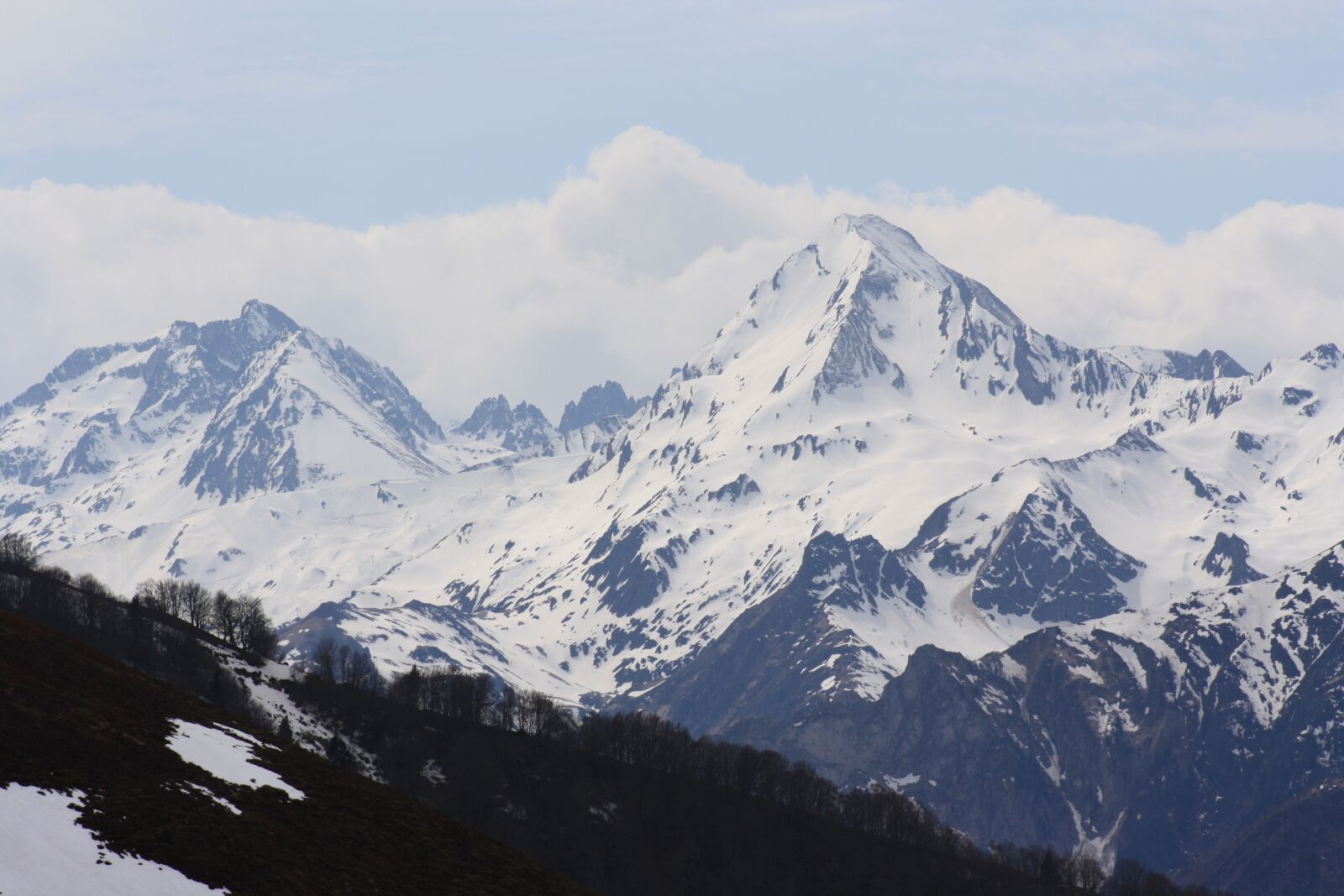Canon EOS 1000D (EOS Digital Rebel XS / EOS Kiss F) sample photo. Pyrenees, snow, summit photography