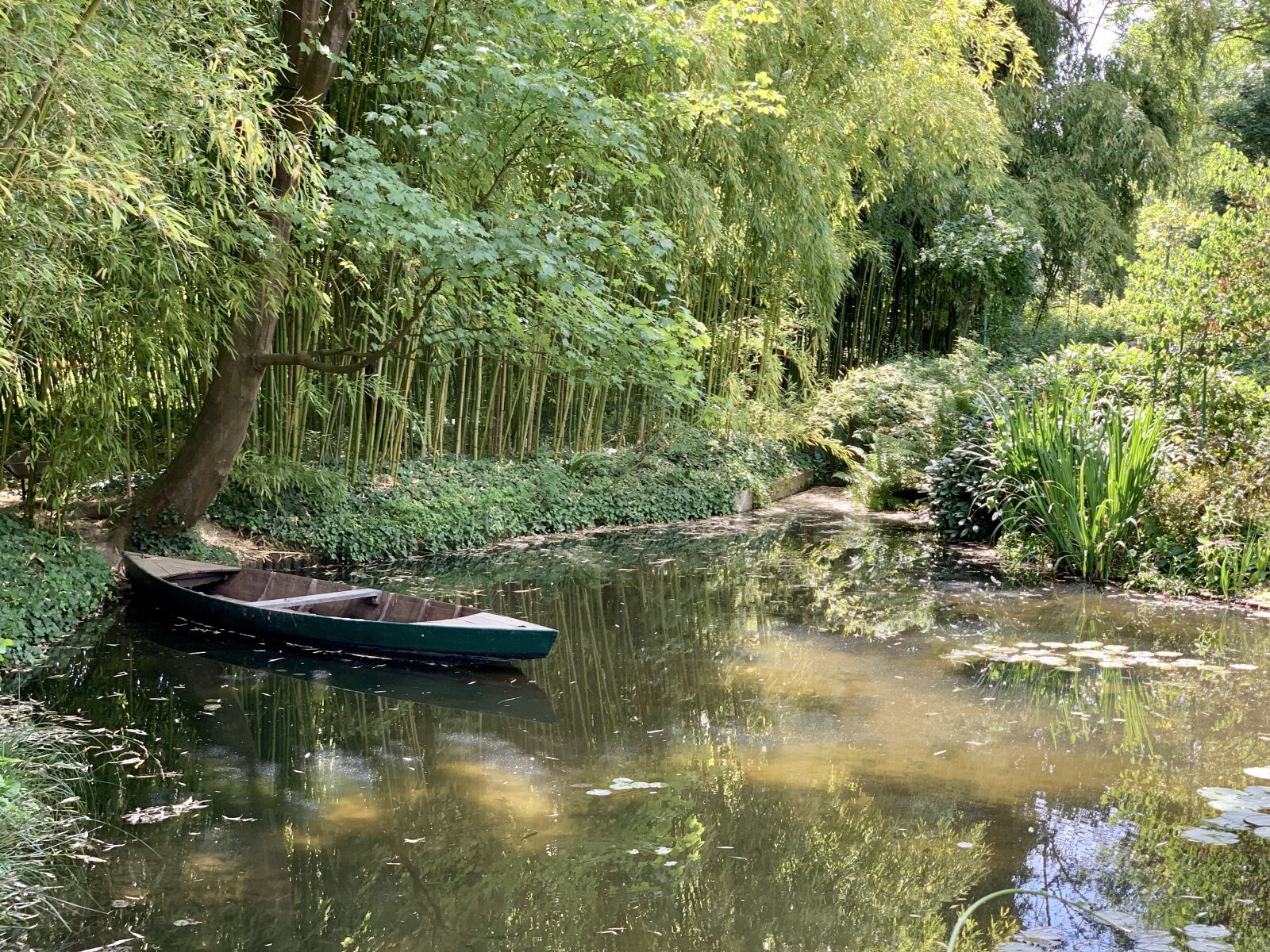 Apple iPhone XS + iPhone XS back dual camera 6mm f/2.4 sample photo. Giverny, france, monet photography