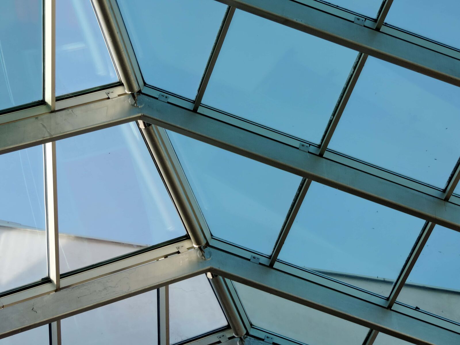 Nikon Coolpix P520 sample photo. Ceiling, transparent, window, structure photography