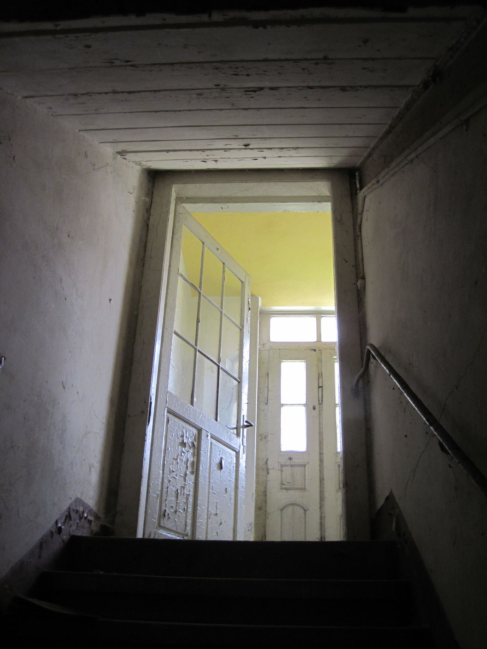 Canon PowerShot D10 sample photo. Door, stairs, keller photography
