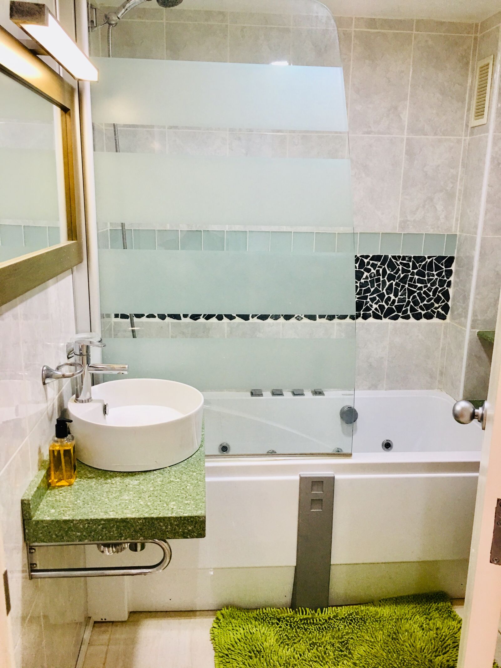 iPhone 6s Plus back camera 4.15mm f/2.2 sample photo. Jacuzzi, bath, relax photography