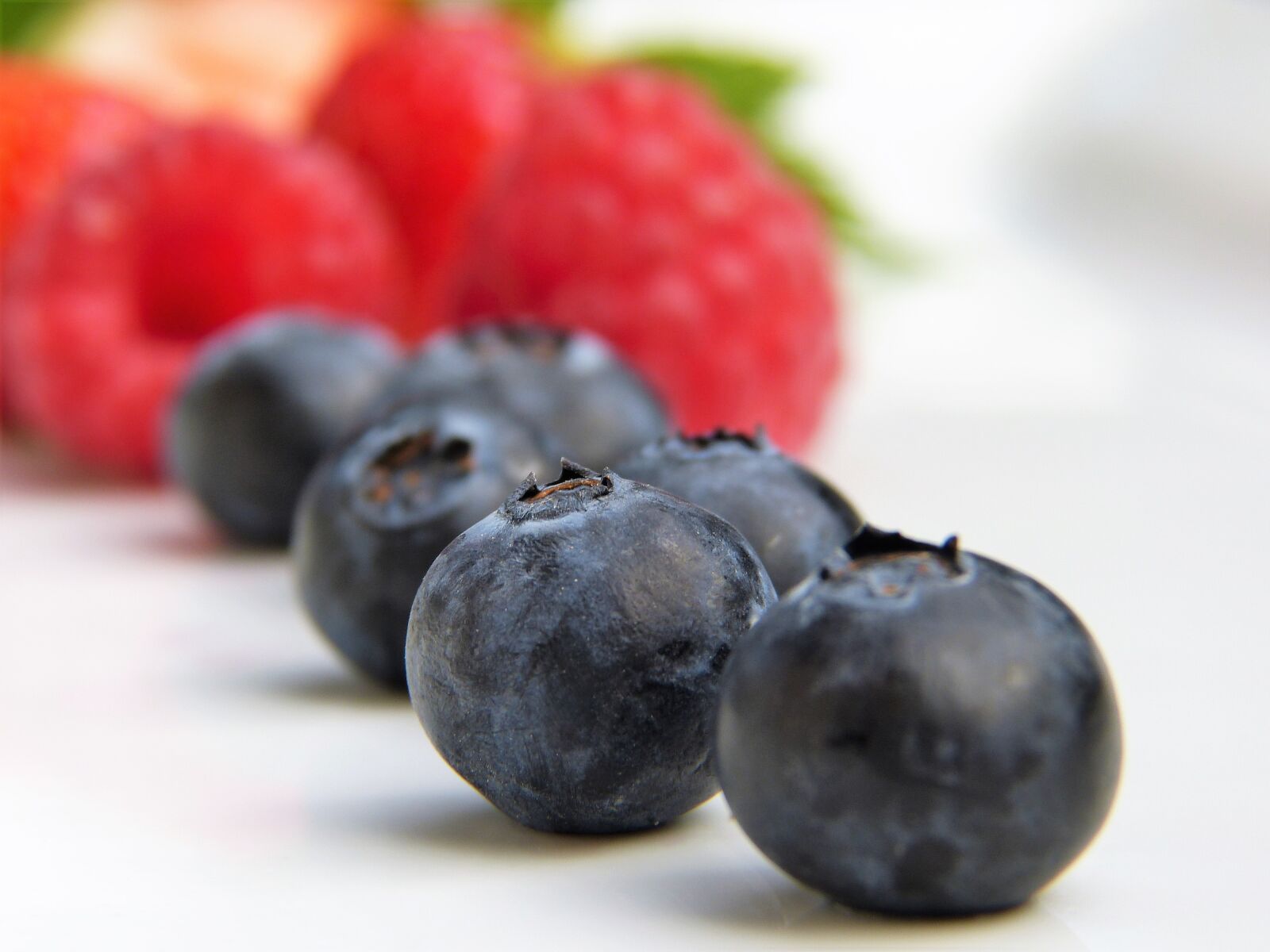 Panasonic Lumix DMC-FZ150 sample photo. Blueberries, raspberries, strawberries photography