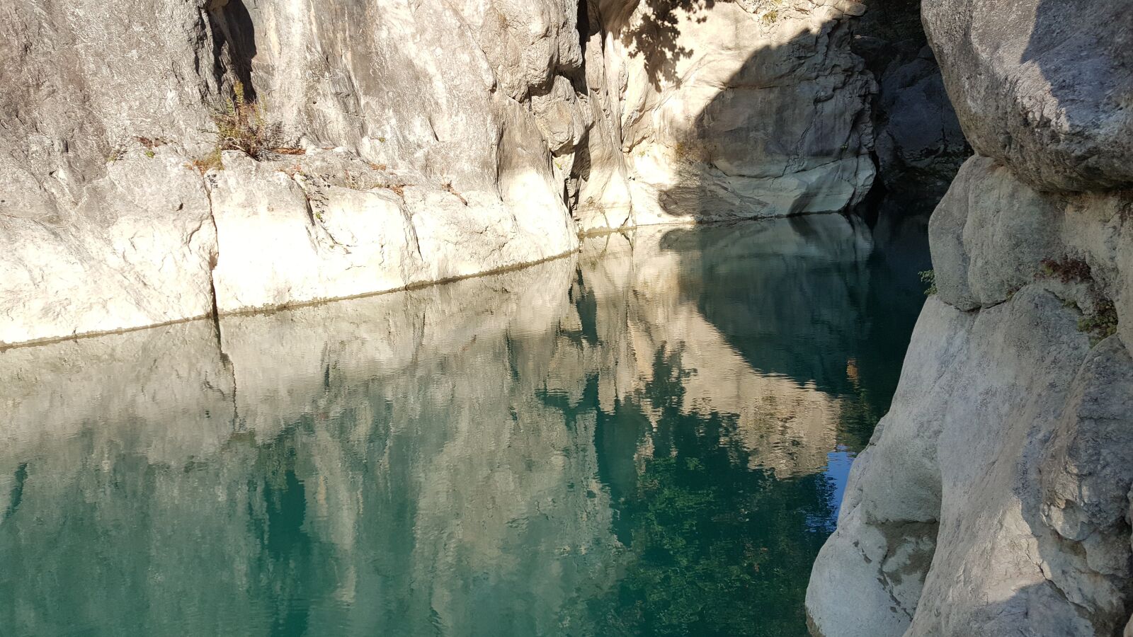 Samsung Galaxy Note5 sample photo. Reflection, rock, river photography