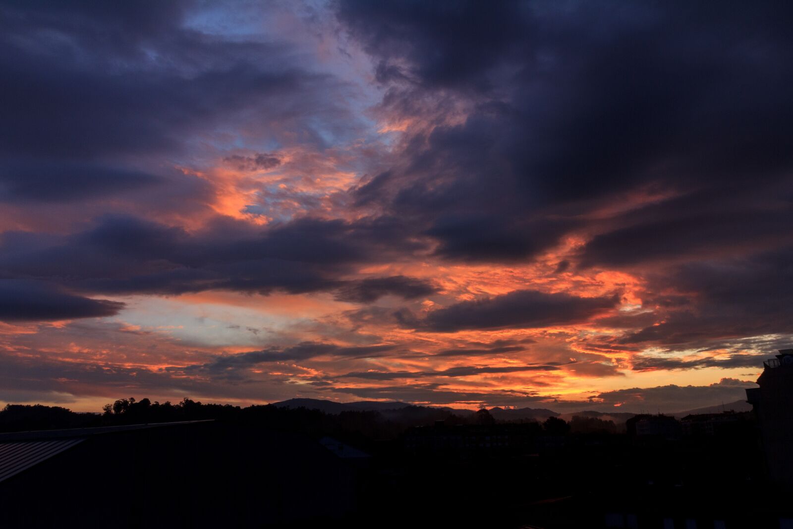Canon EOS 550D (EOS Rebel T2i / EOS Kiss X4) + Canon EF-S 10-18mm F4.5–5.6 IS STM sample photo. Dawn, galicia, clouds photography