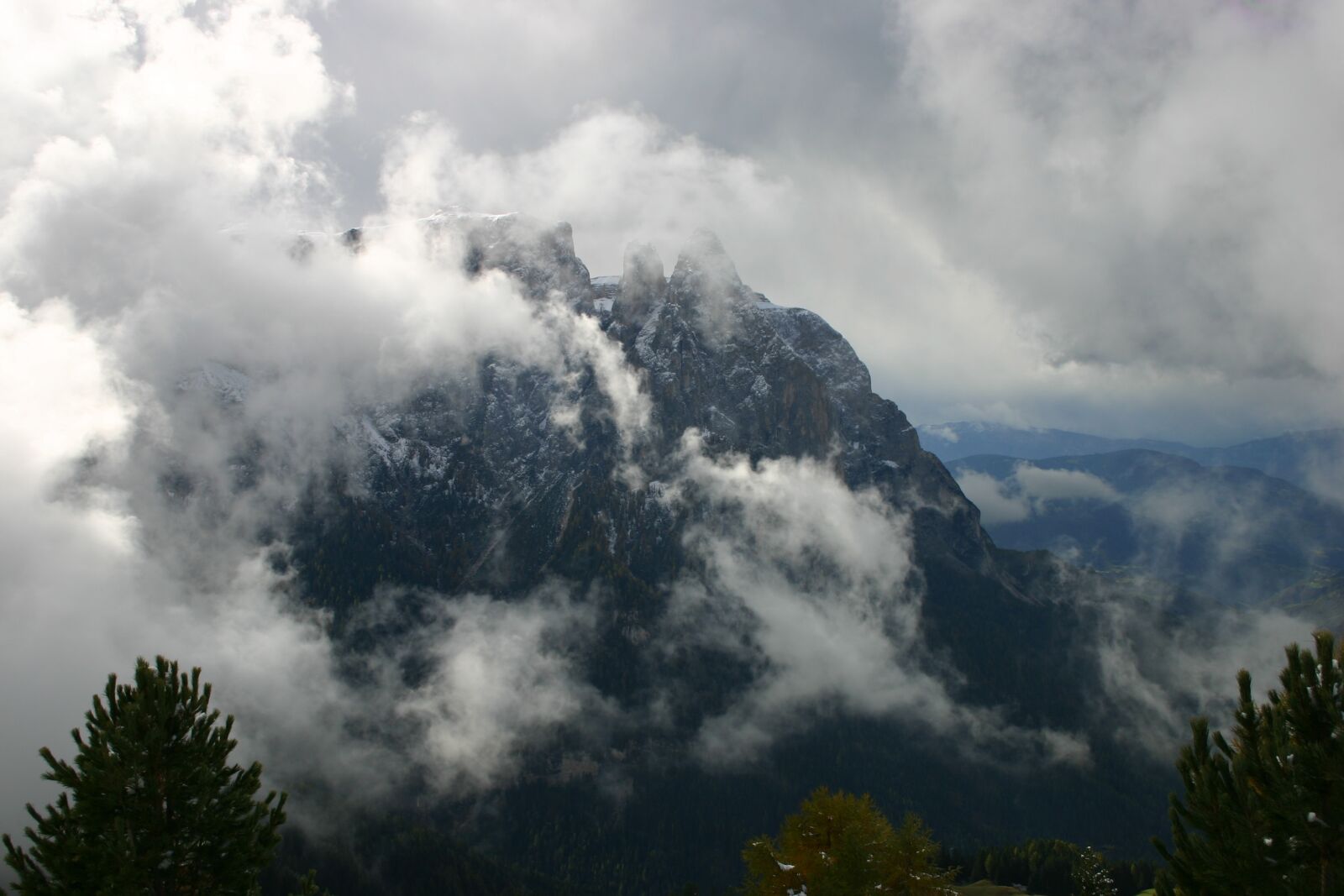 Canon EOS 300D (EOS Digital Rebel / EOS Kiss Digital) sample photo. Mountains, clouds, view photography