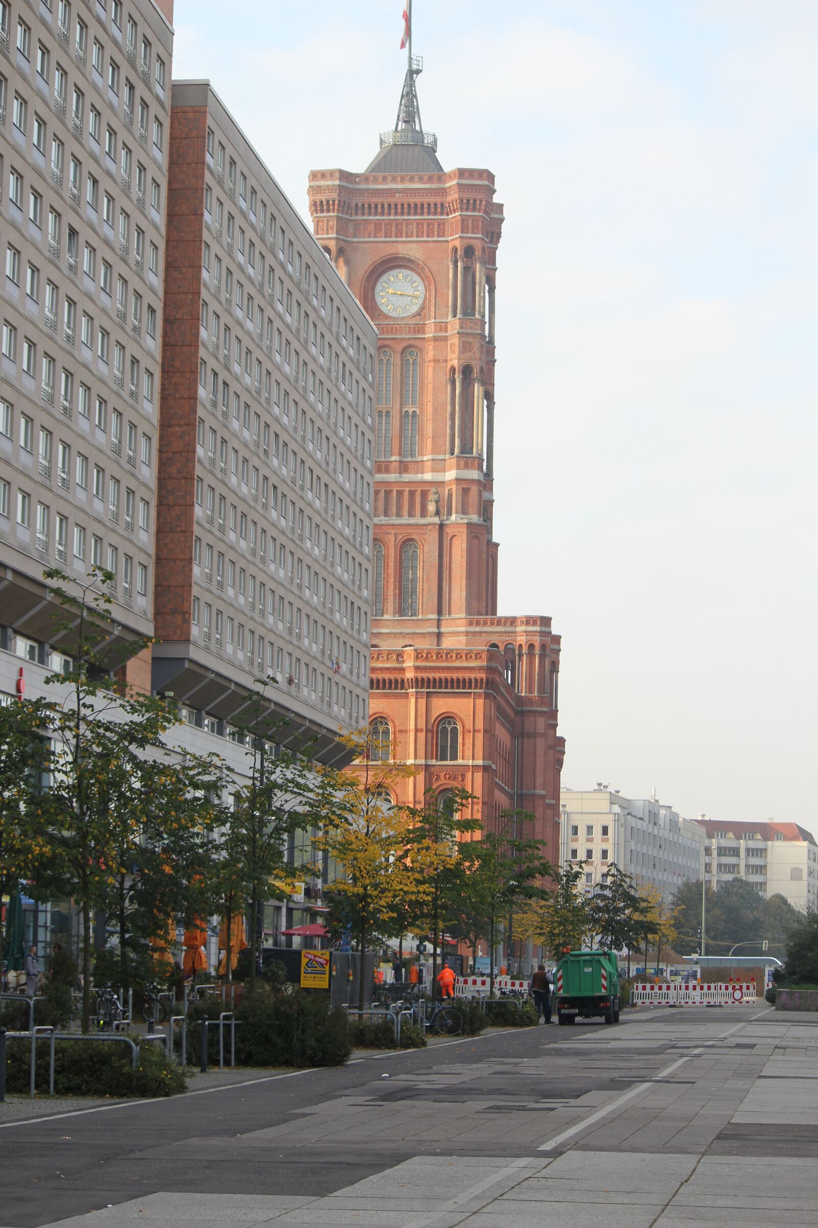 Canon EOS 550D (EOS Rebel T2i / EOS Kiss X4) sample photo. Berlin, red town hall photography