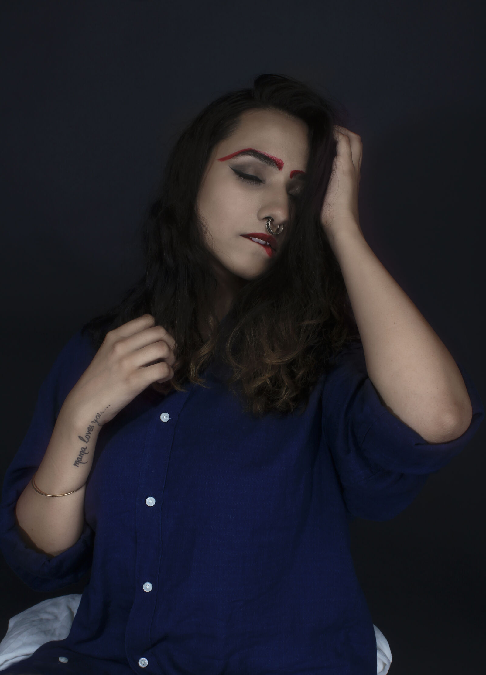 Canon EOS 700D (EOS Rebel T5i / EOS Kiss X7i) sample photo. Woman, wearing, blue, button photography