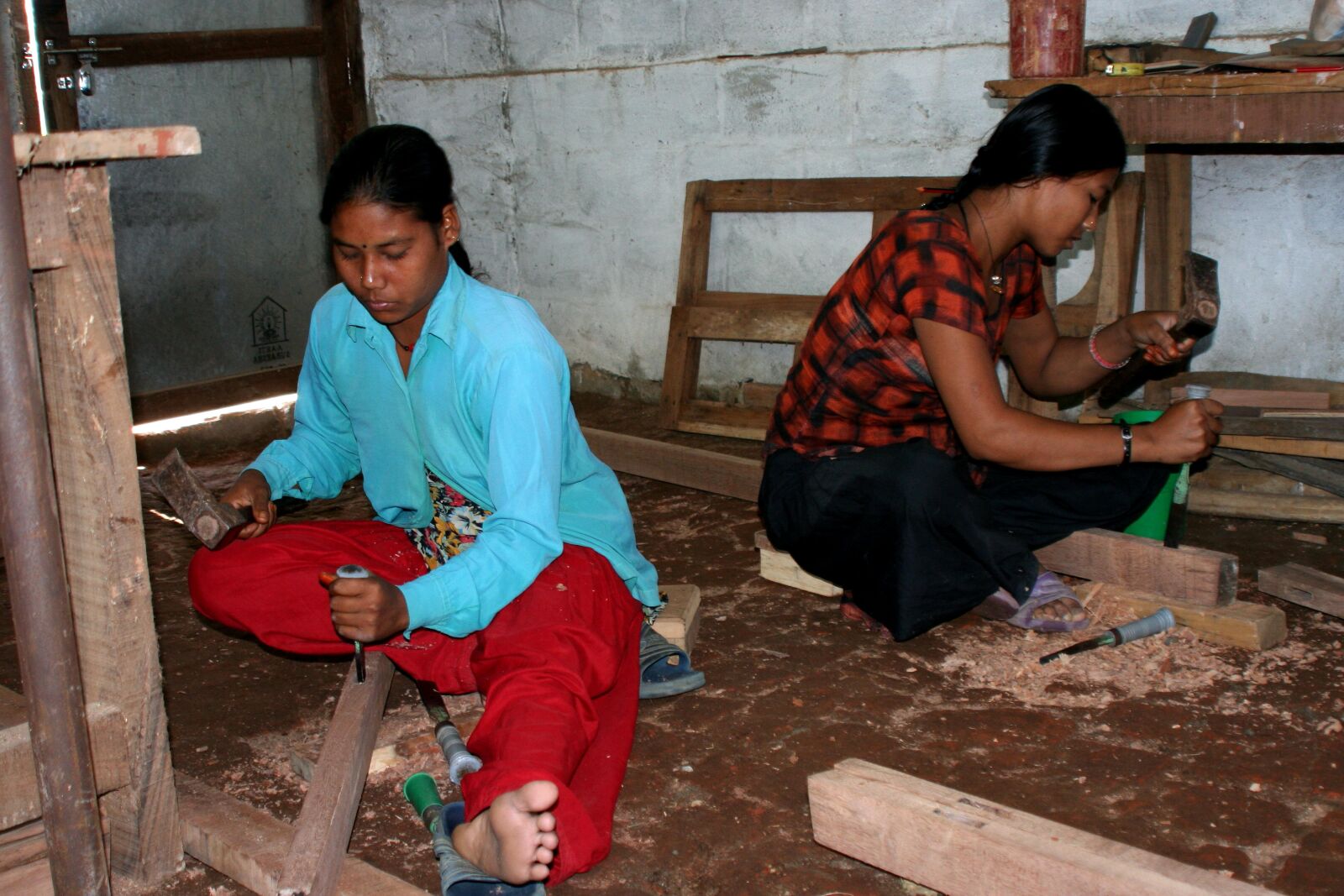 Canon EOS 350D (EOS Digital Rebel XT / EOS Kiss Digital N) sample photo. Nepalese, women, carpenters photography