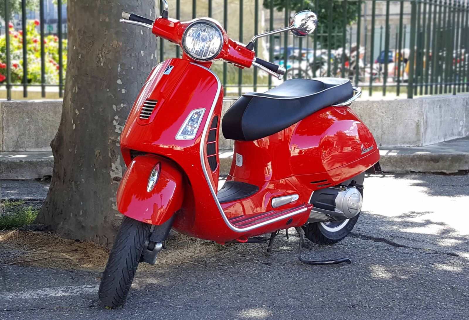 Samsung GALAXY S6 edge sample photo. Scooter, vespa, red photography