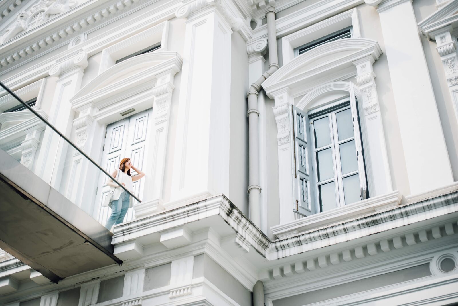 Nikon D750 sample photo. Woman, building, white photography