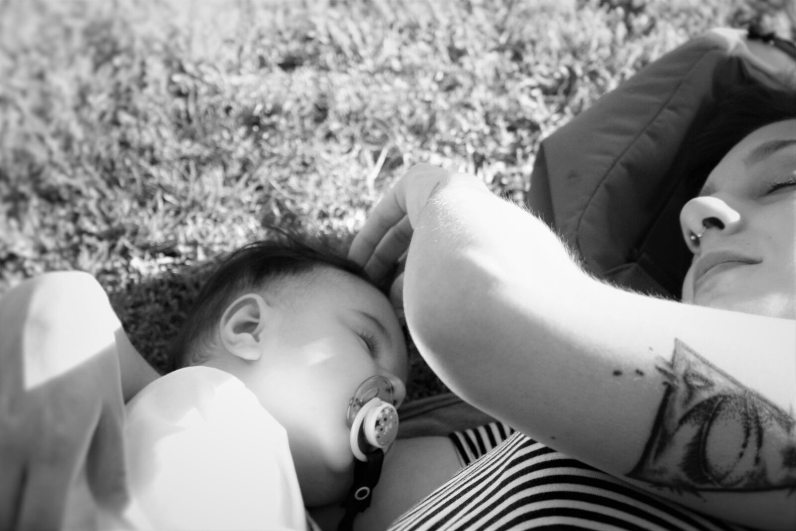 Canon EOS 1000D (EOS Digital Rebel XS / EOS Kiss F) sample photo. Mother, baby, nap photography