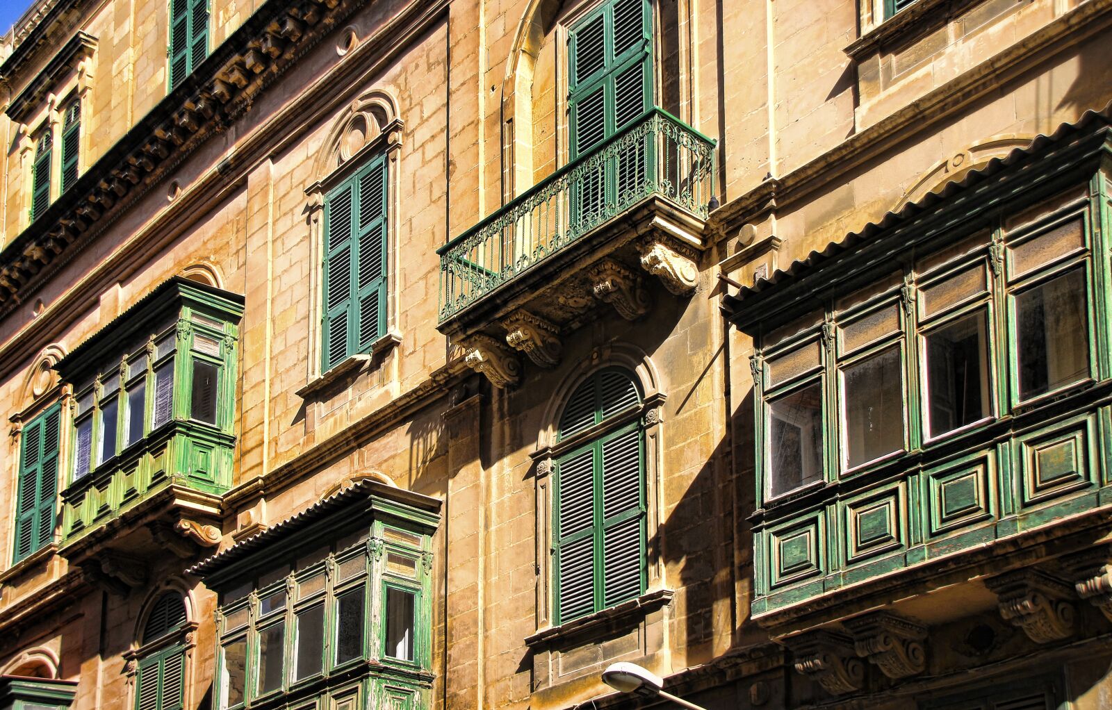 Canon EOS 1300D (EOS Rebel T6 / EOS Kiss X80) sample photo. Malta, balcony, facade photography