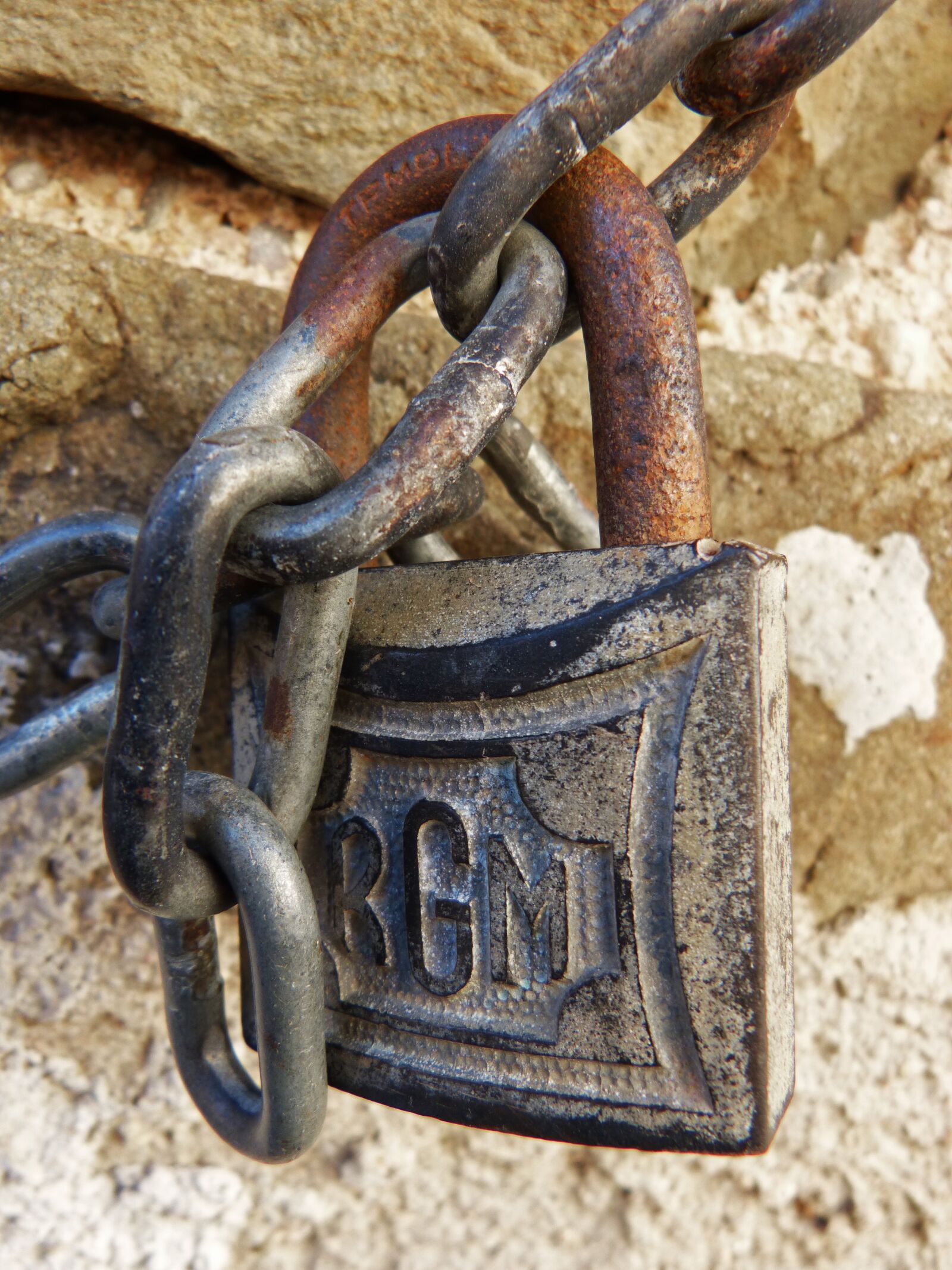 Panasonic DMC-FZ62 sample photo. Padlock, string, old photography