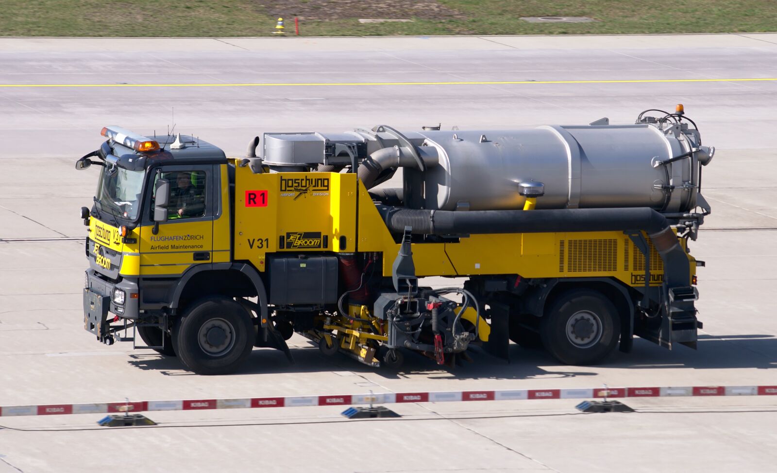 Nikon D300S sample photo. Cleaning vehicle, airport, sweeper photography