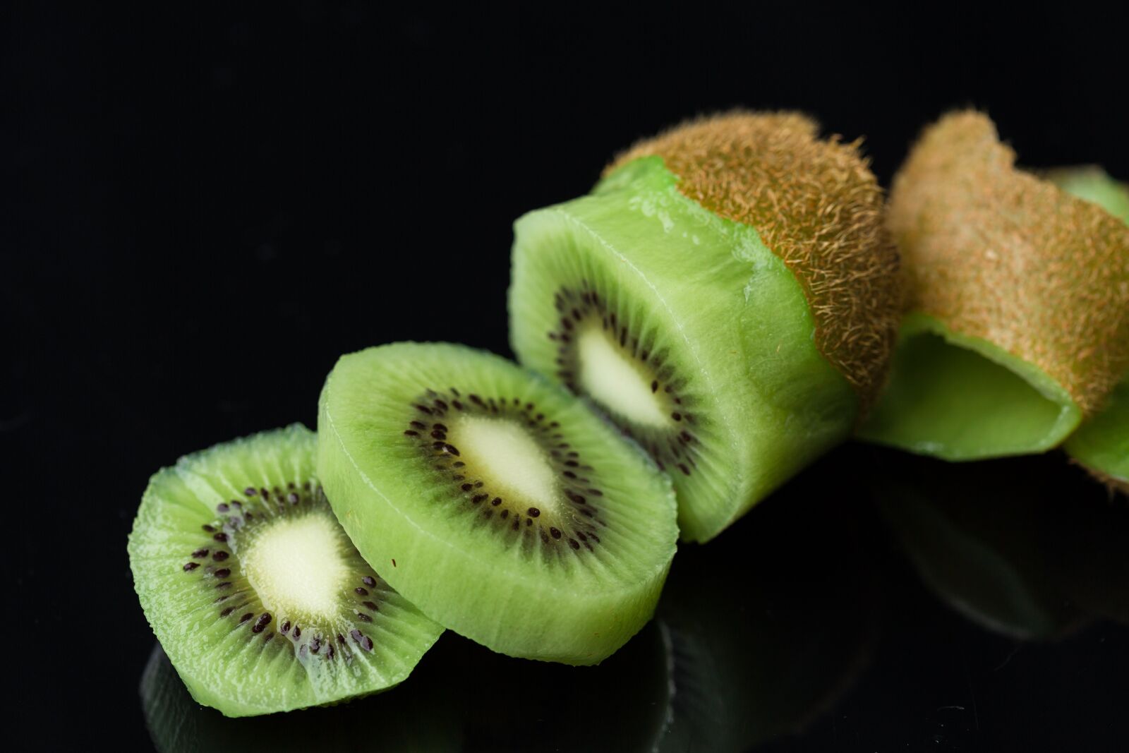 Canon EF 100mm F2.8 Macro USM sample photo. Kiwi, peeled, green photography