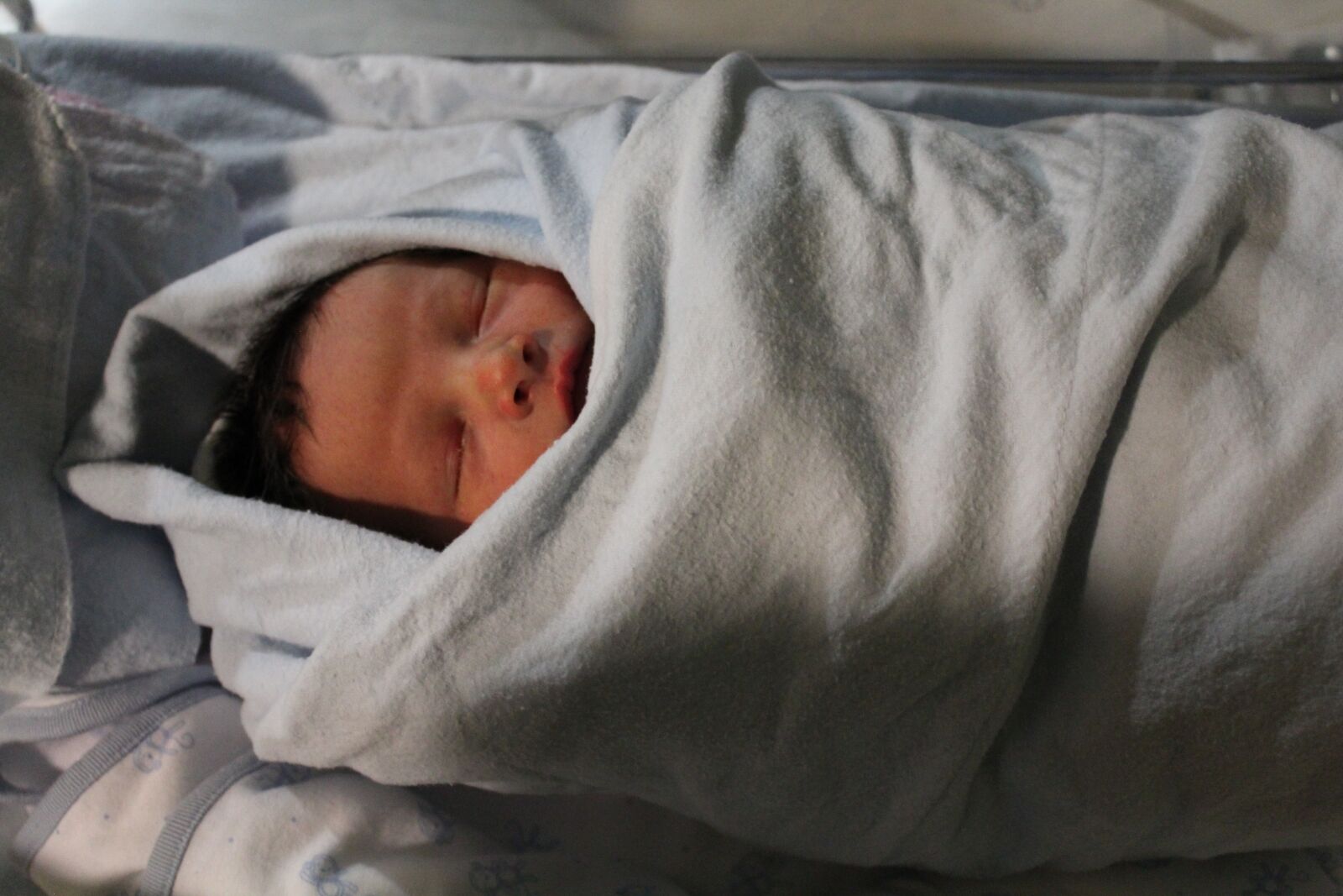 Canon EOS 1200D (EOS Rebel T5 / EOS Kiss X70 / EOS Hi) sample photo. Swaddled, baby, warm photography