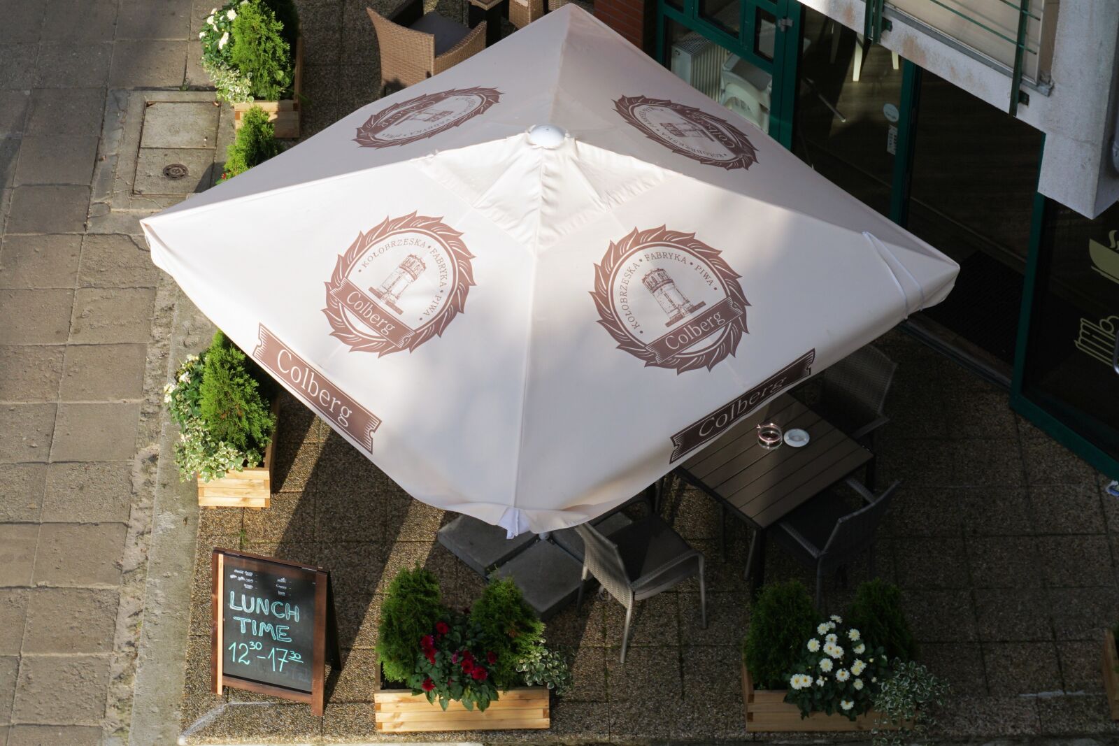 Sony a6000 sample photo. Restaurant, parasol, screen photography