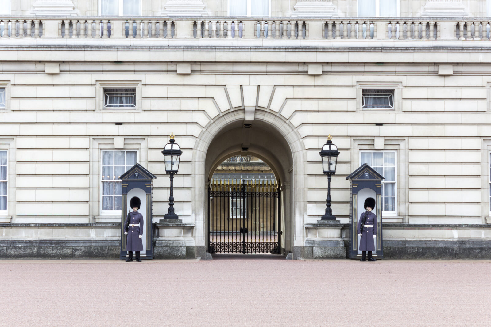 Canon EOS 600D (Rebel EOS T3i / EOS Kiss X5) sample photo. Buckingham, palace, guard, london photography