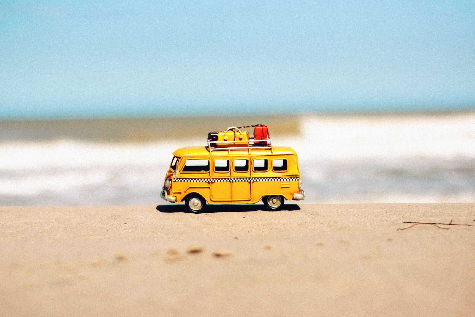 Canon EOS 60D + Canon EF 50mm F1.8 II sample photo. Toy, car, beach, waves photography