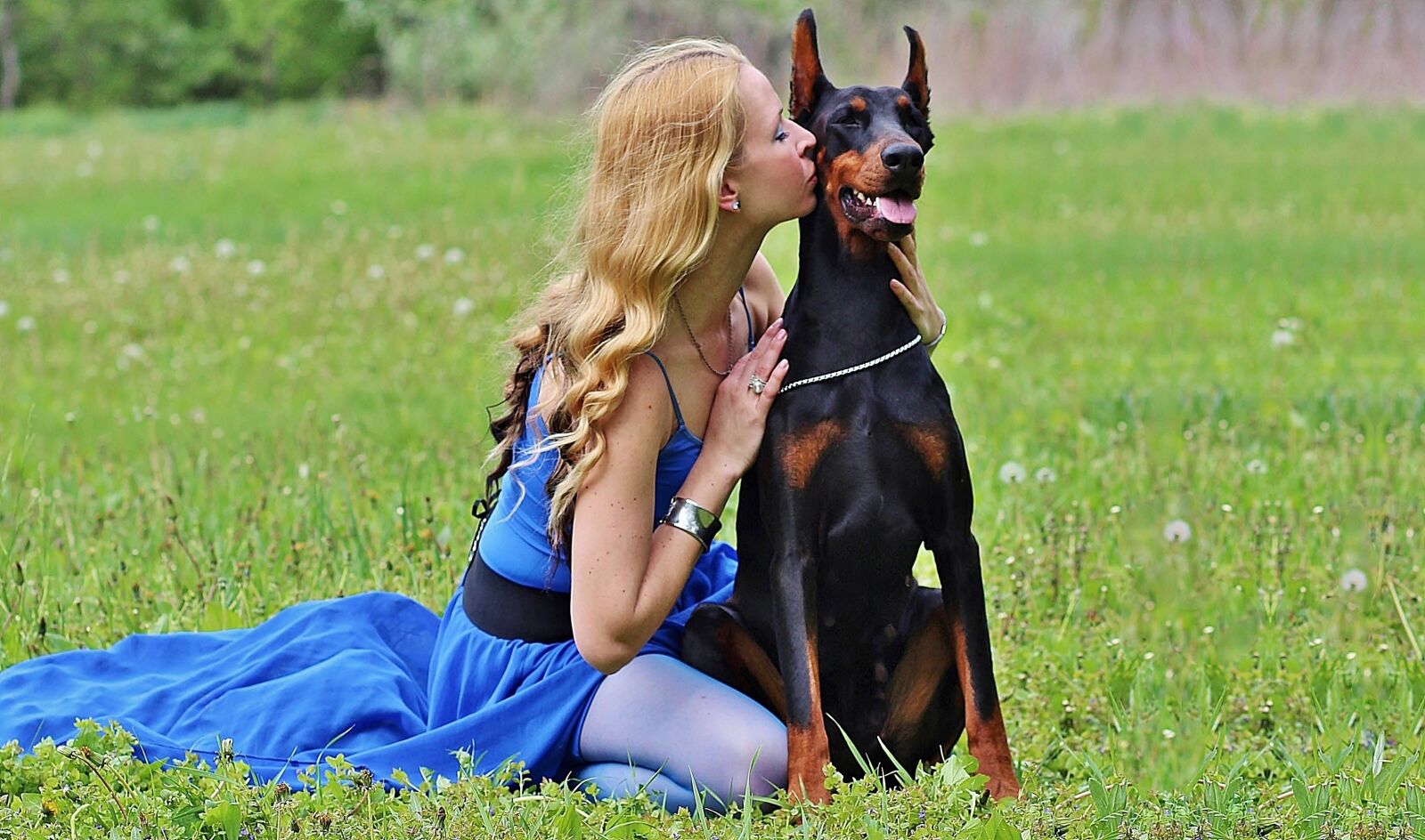 Canon EOS 600D (Rebel EOS T3i / EOS Kiss X5) sample photo. Kisses, doberman, blonde woman photography