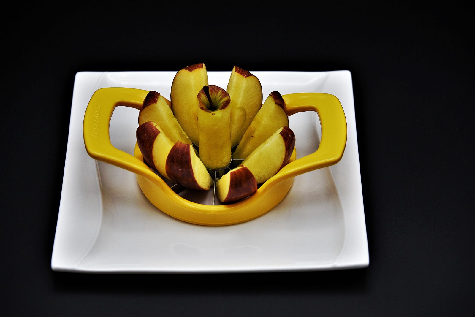 Nikon D750 sample photo. Apple, sliced, apple divider photography