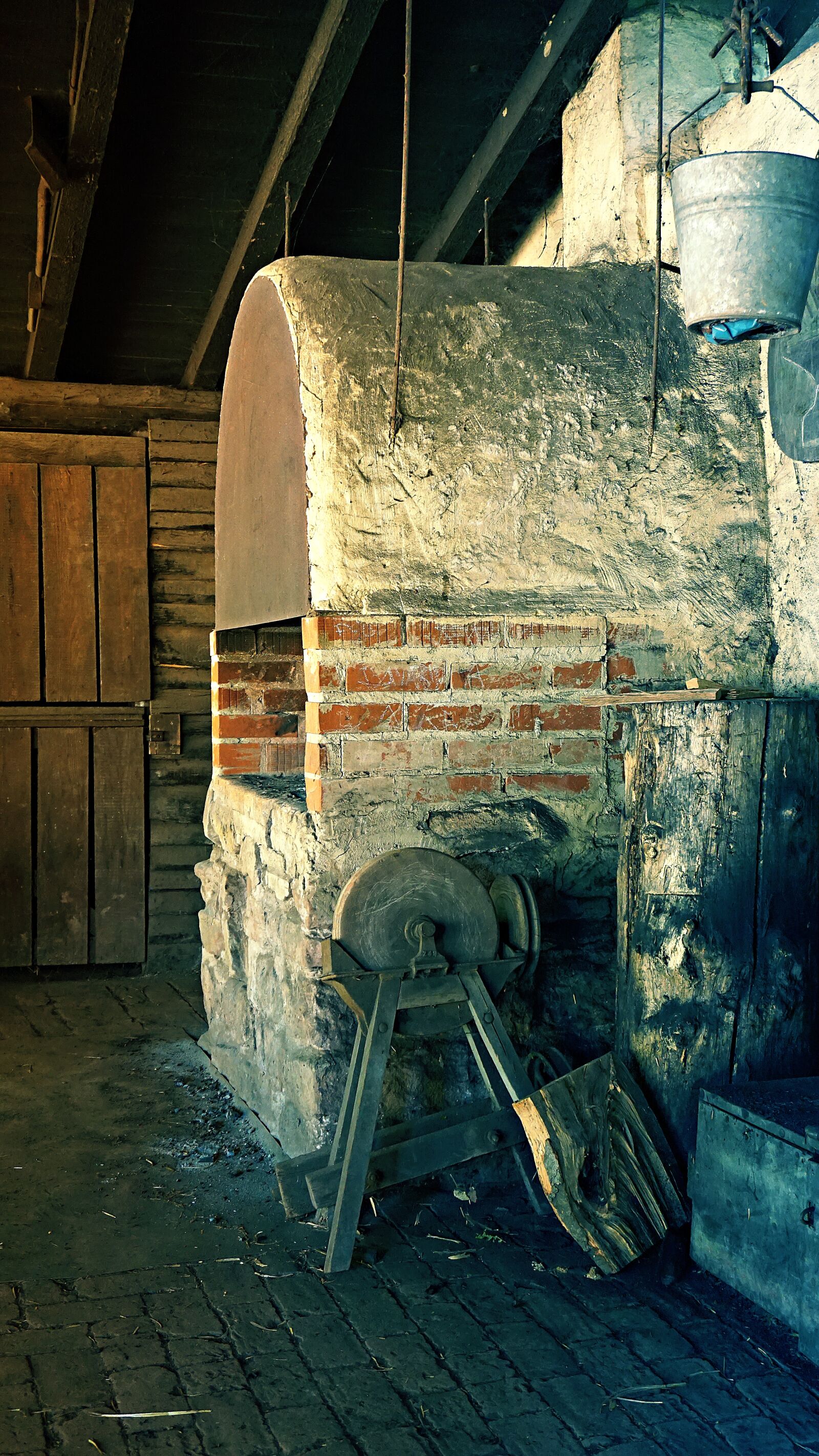 Sony E 16-50mm F3.5-5.6 PZ OSS sample photo. Oven, stone oven, wood photography