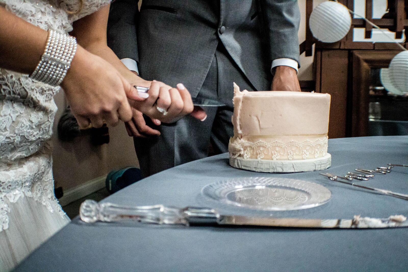Canon EOS 750D (EOS Rebel T6i / EOS Kiss X8i) sample photo. Cake, cutting, the, cake photography