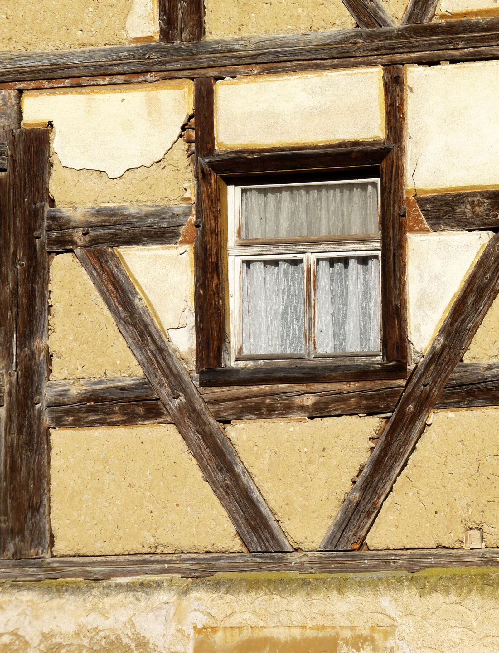 Panasonic Lumix DMC-FZ35 (Lumix DMC-FZ38) sample photo. Truss, window, old photography