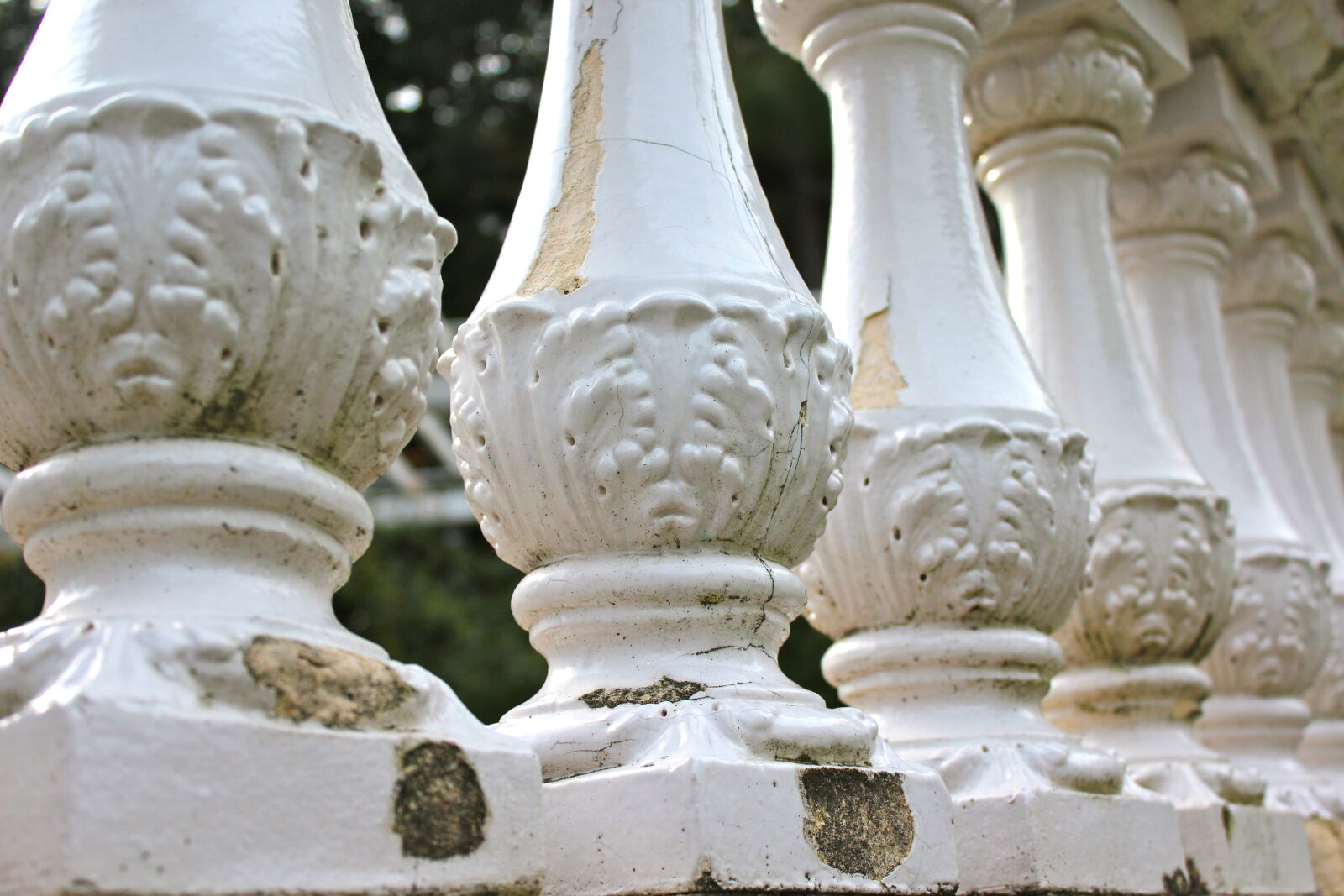 Canon EOS 1200D (EOS Rebel T5 / EOS Kiss X70 / EOS Hi) sample photo. Columns, garden, white photography