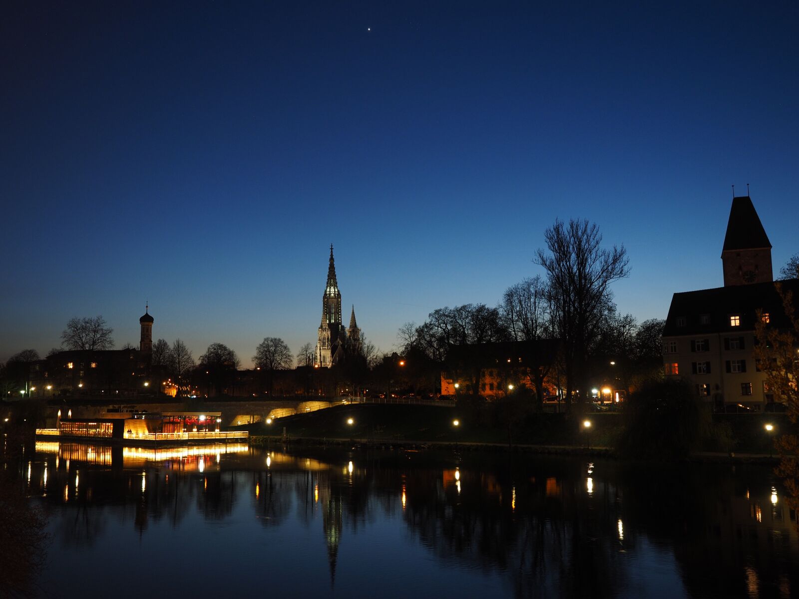 Olympus OM-D E-M1 + Olympus M.Zuiko Digital ED 12-40mm F2.8 Pro sample photo. Ulm, danube, at night photography
