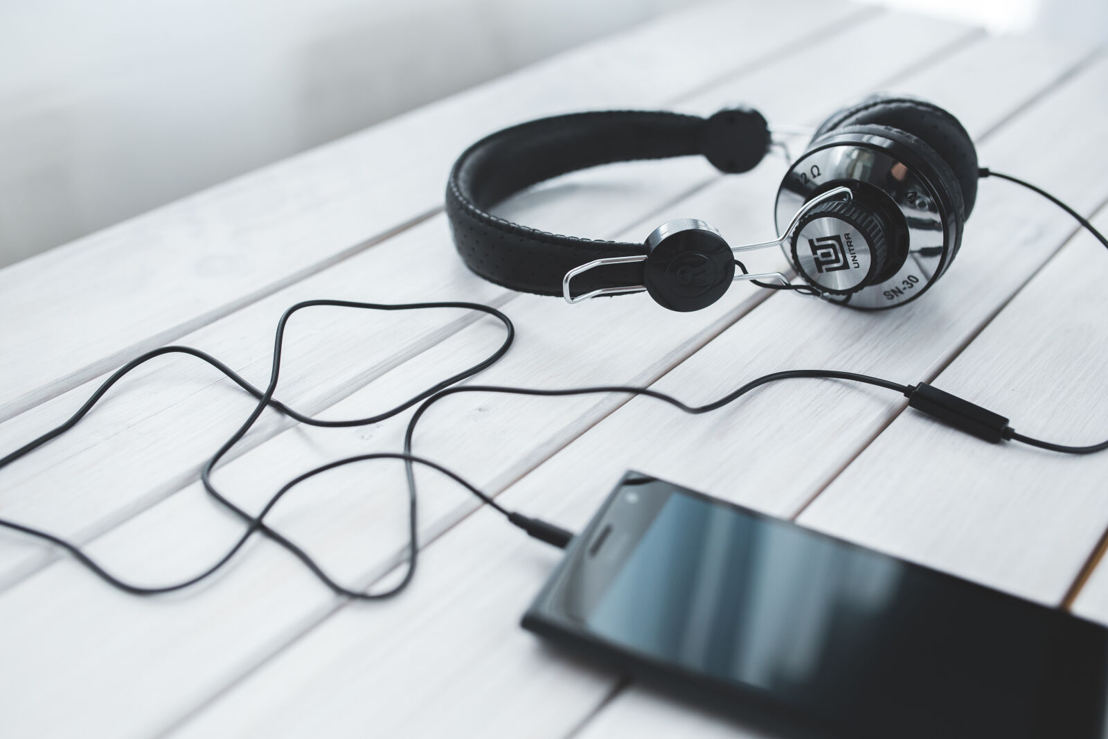 Canon EOS 6D + Sigma 35mm F1.4 DG HSM Art sample photo. Black, vintage, headphones, with photography