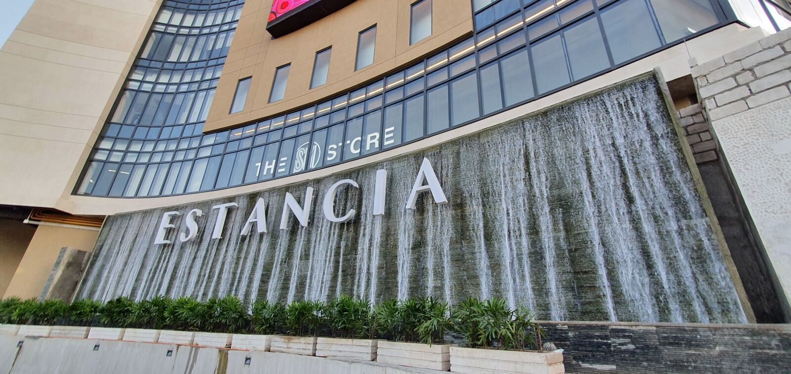 Samsung Galaxy S10 sample photo. Water features, estancia, mall photography