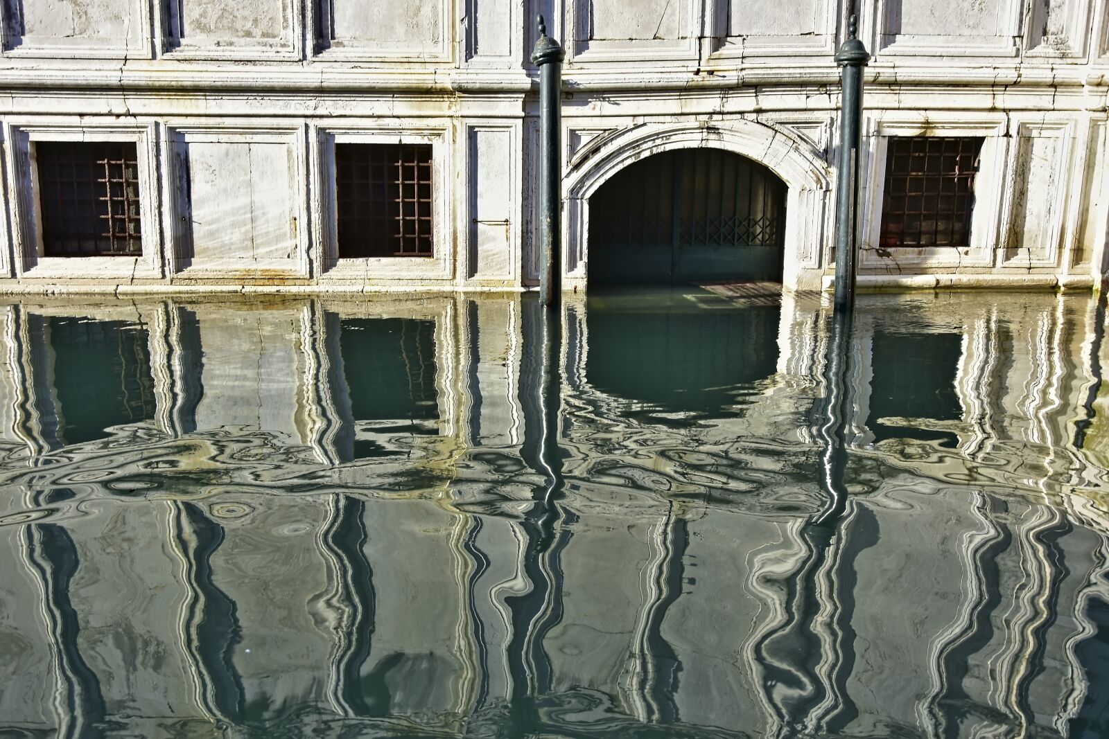 Nikon D5600 sample photo. Facade, mirroring, water photography