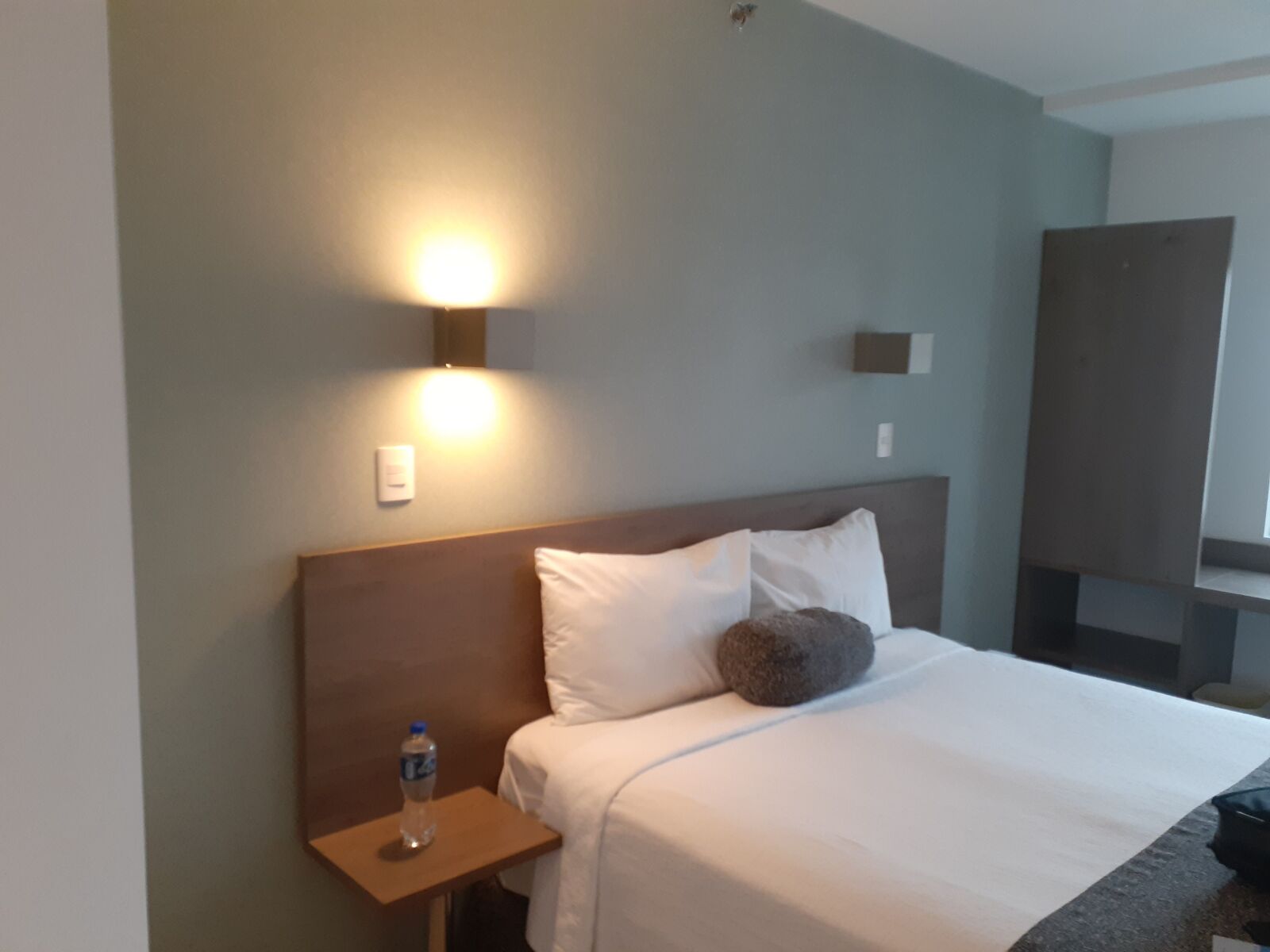Samsung Galaxy A20 sample photo. Hotel, habitacion, cama photography