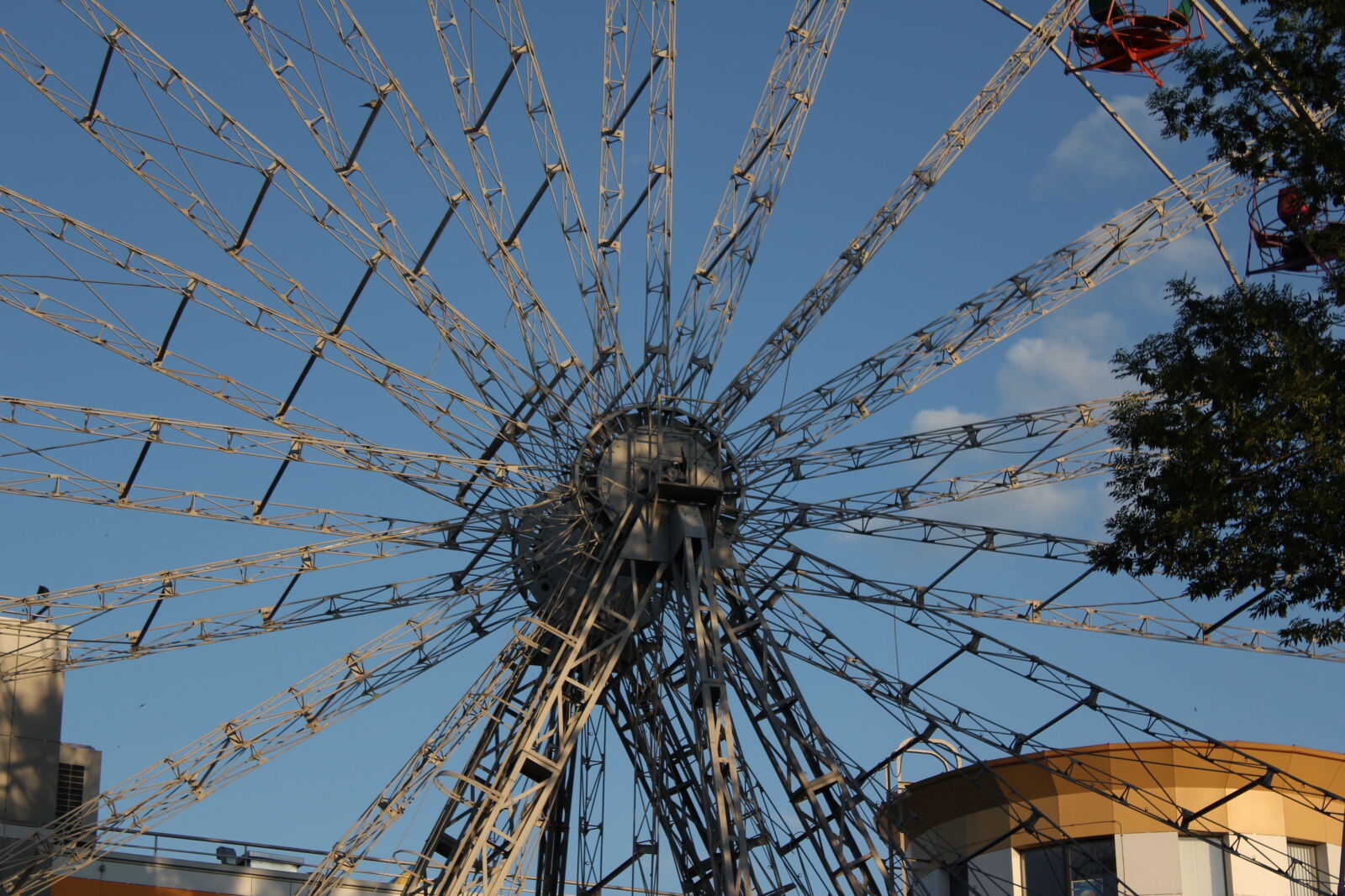 Canon EOS 550D (EOS Rebel T2i / EOS Kiss X4) sample photo. Amusement, park, city, ferris photography