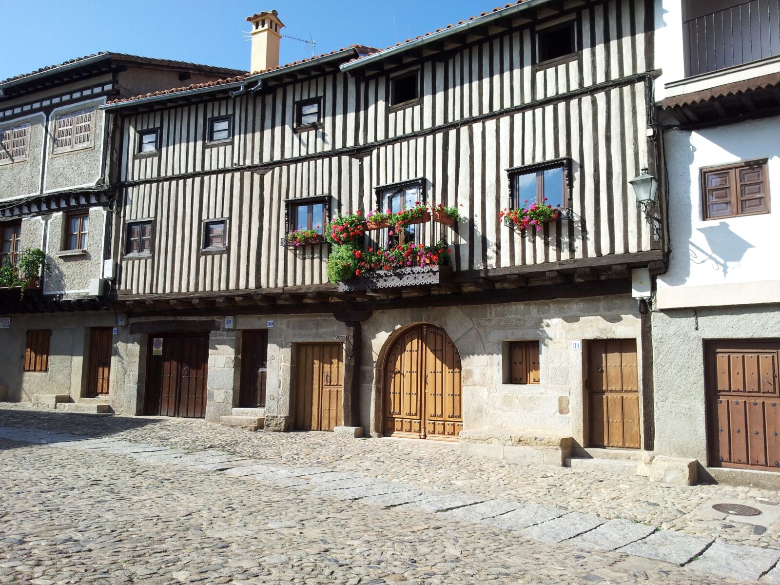 Samsung Galaxy S2 sample photo. People, houses, traditional photography