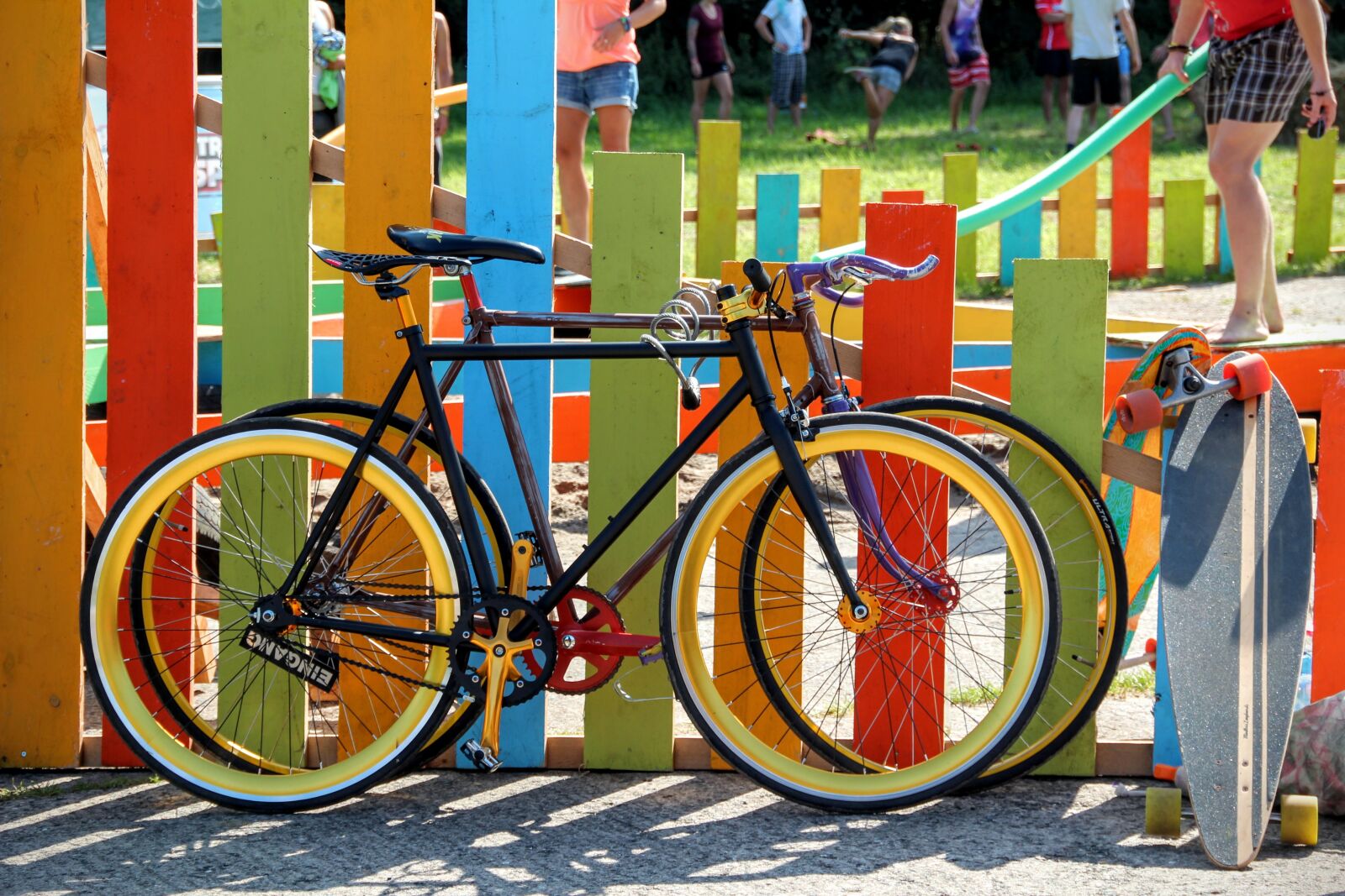Canon EOS 600D (Rebel EOS T3i / EOS Kiss X5) sample photo. Bicycles, colorful, garden fence photography