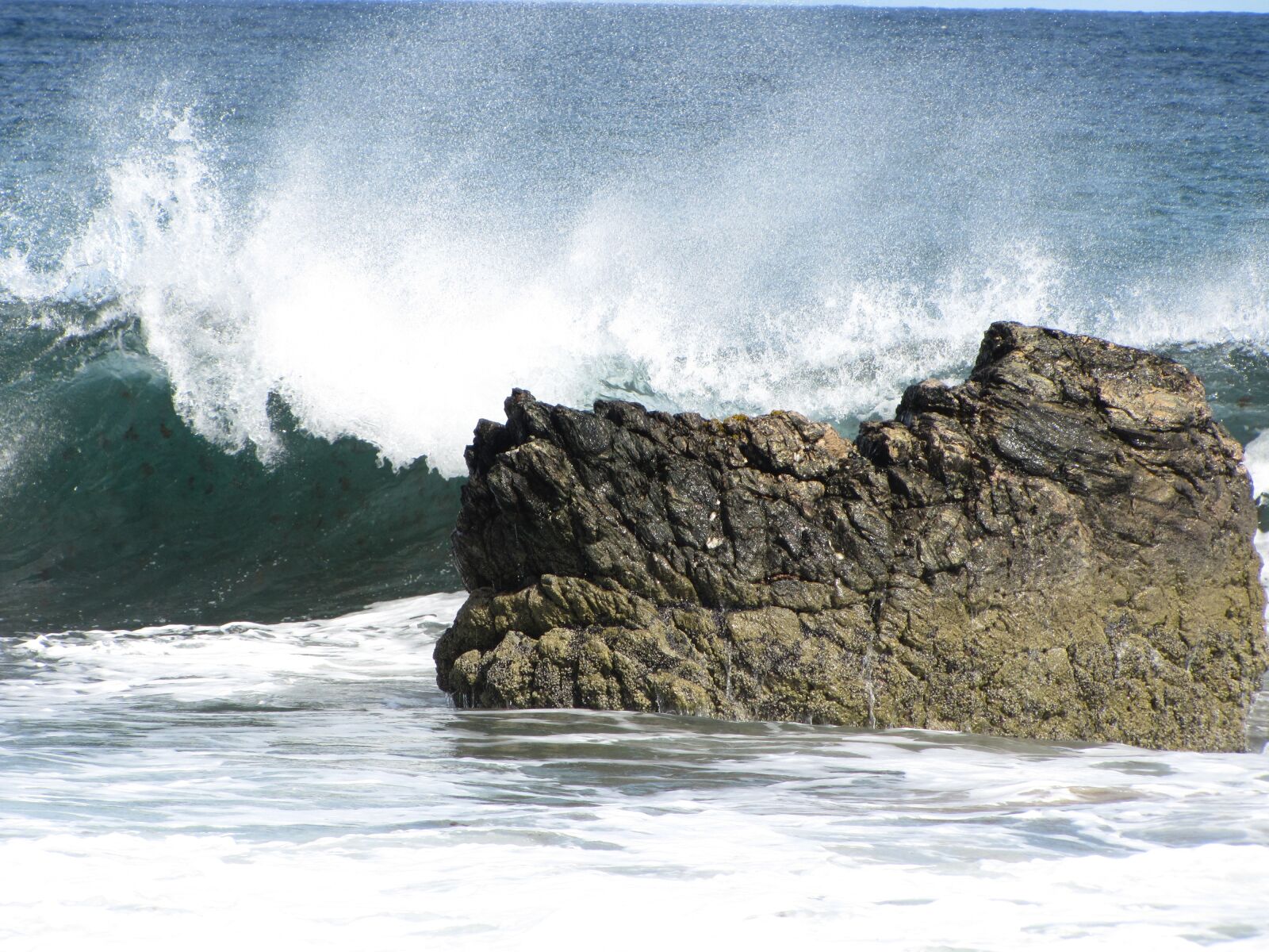 Canon PowerShot SX20 IS sample photo. Wave, sea, spray photography