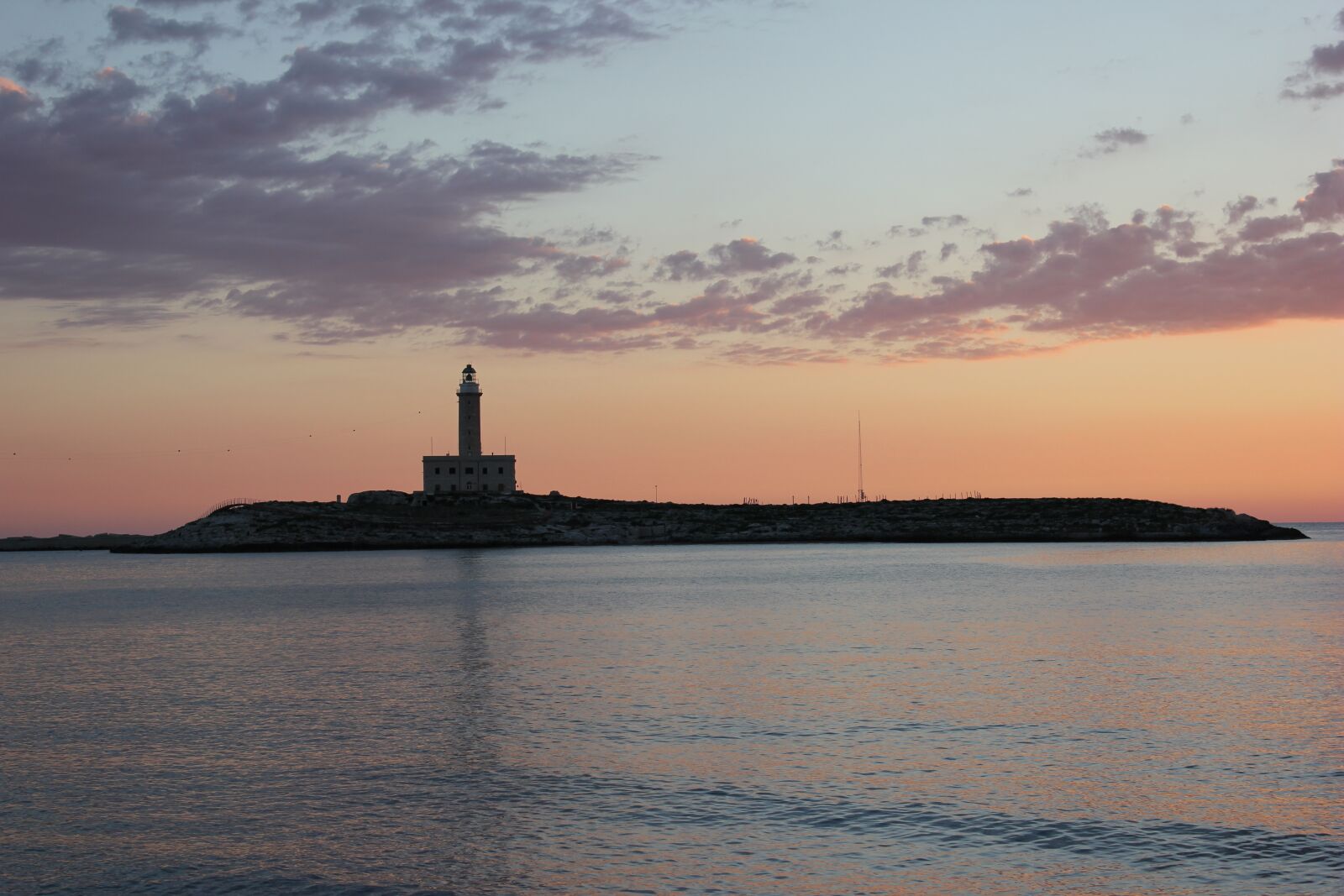 Canon EOS 550D (EOS Rebel T2i / EOS Kiss X4) sample photo. Lighthouse, sea, dawn photography