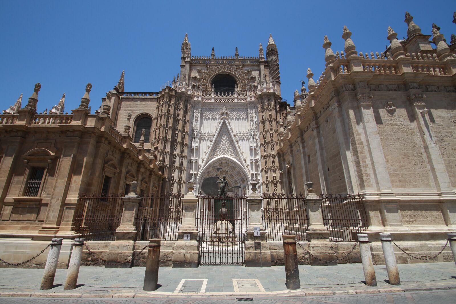 Canon EOS 700D (EOS Rebel T5i / EOS Kiss X7i) sample photo. Cathedral, seville, mosque-cathedral photography