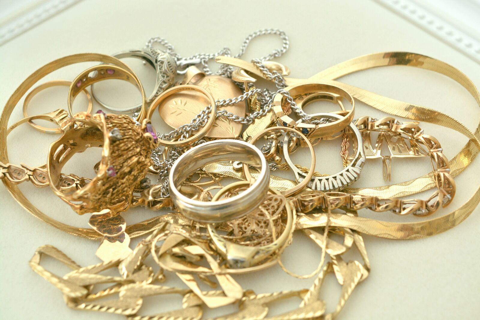 Nikon D5200 sample photo. Gold, jewelry, jewelry band photography