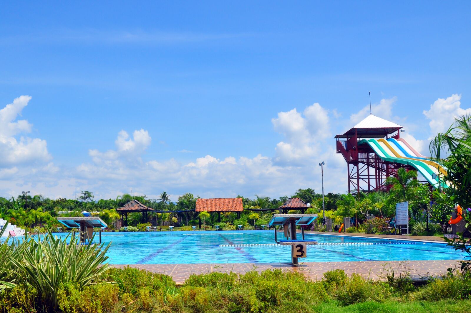 Nikon D5000 sample photo. Tour, the swimming pool photography